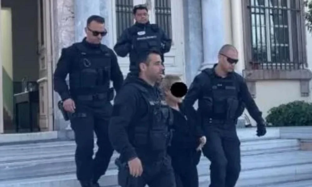Μυτιλήνη: Εκτός φυλακής η σύζυγος του ιδιοκτήτη ταβέρνας που τον περιέλουσε με βενζίνη - Την υποστήριξε ο ίδιος στο δικαστήριο